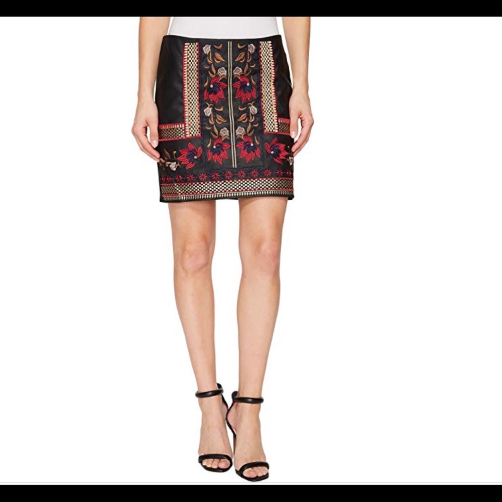 🌸ROMEO & JULIET EMBROIDERED MINI SKIRT